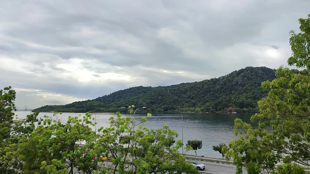 海边的风景与山和云在雨中视频素材