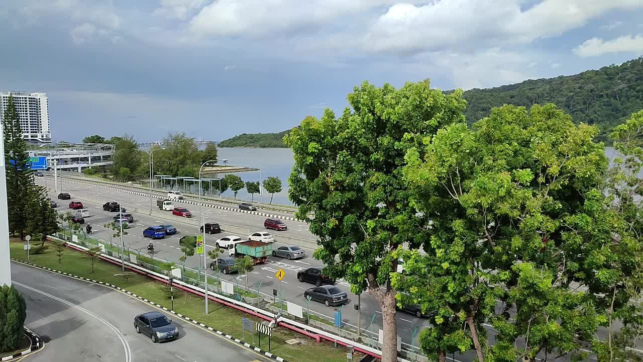 海边的风景与山和云在雨中视频下载