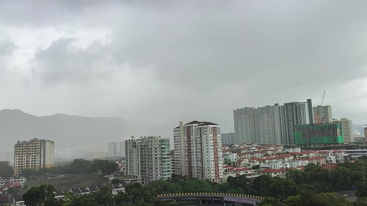 暴风雨从远处袭来，开始下雨视频下载