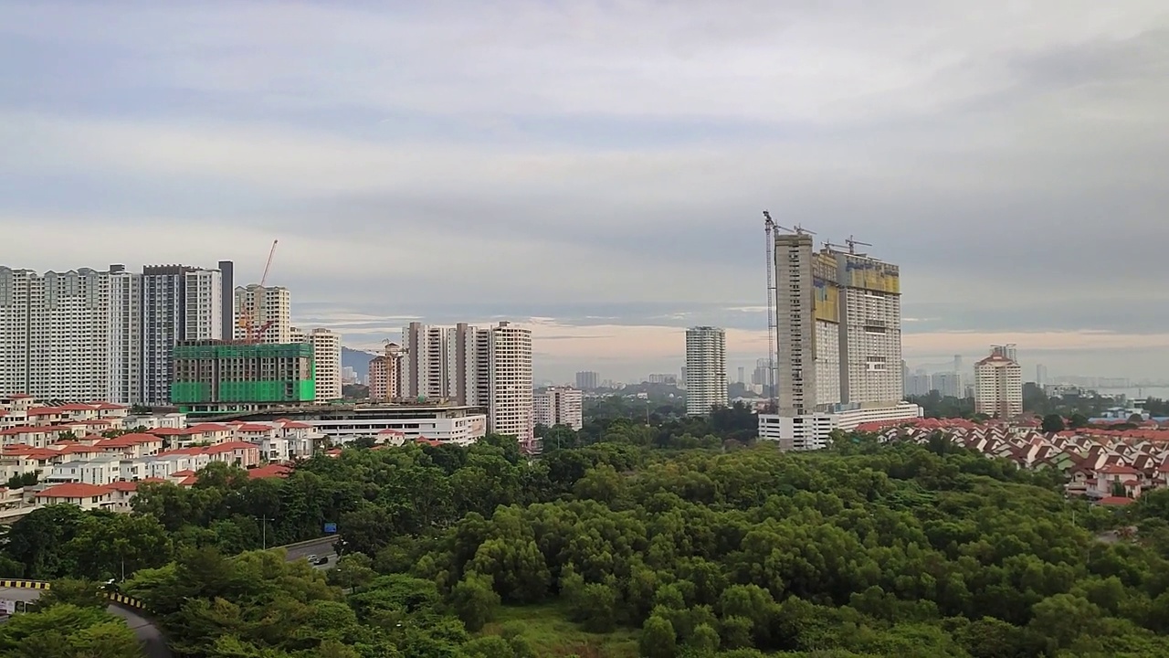 多云的天空和城市的白天视图视频下载