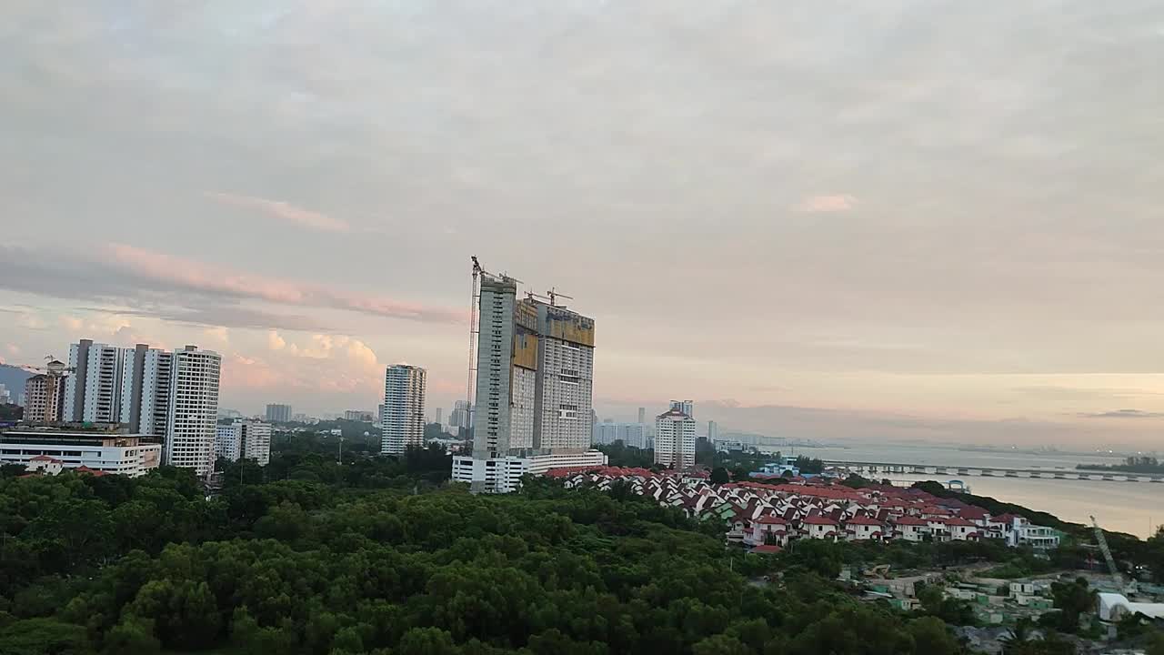 鸟儿飞回了家，在日落的城市里看海视频下载