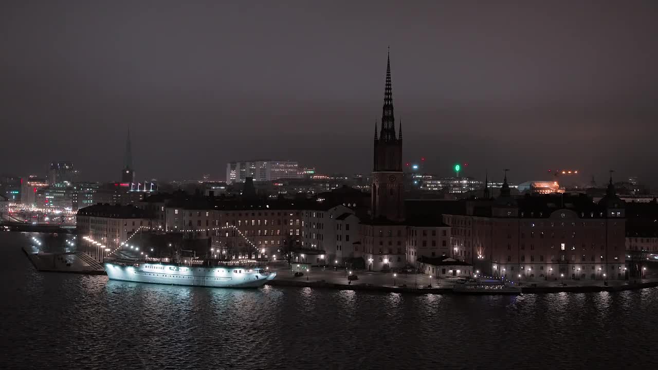 夜晚Riddarholmen的风景。斯德哥尔摩,瑞典视频素材