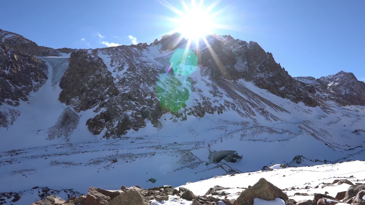 有古老冰川和岩石的雪山视频素材