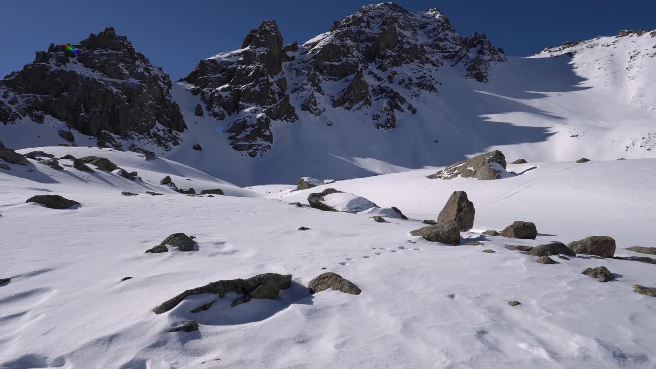 有古老冰川和岩石的雪山视频素材