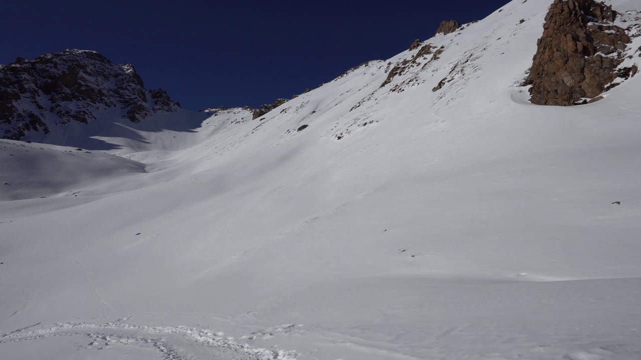 有古老冰川和岩石的雪山视频素材