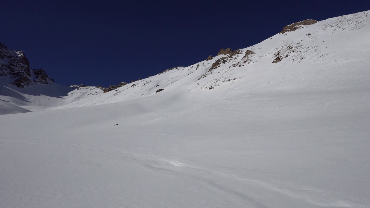 有古老冰川和岩石的雪山视频素材