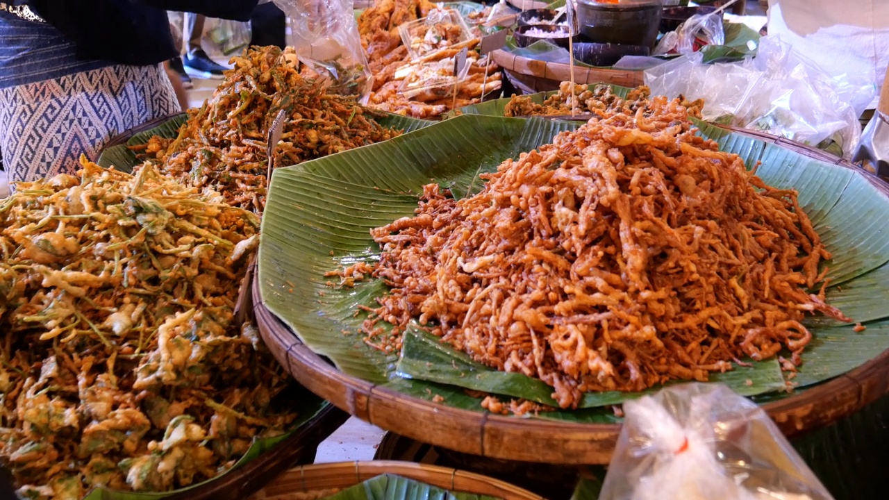 摊位上的亚洲食物视频素材