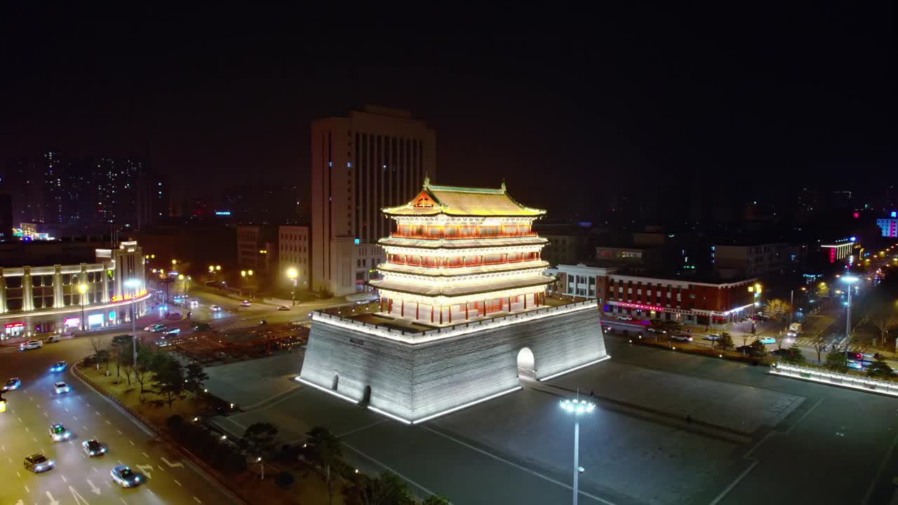 夜间城市古塔的航拍视频素材