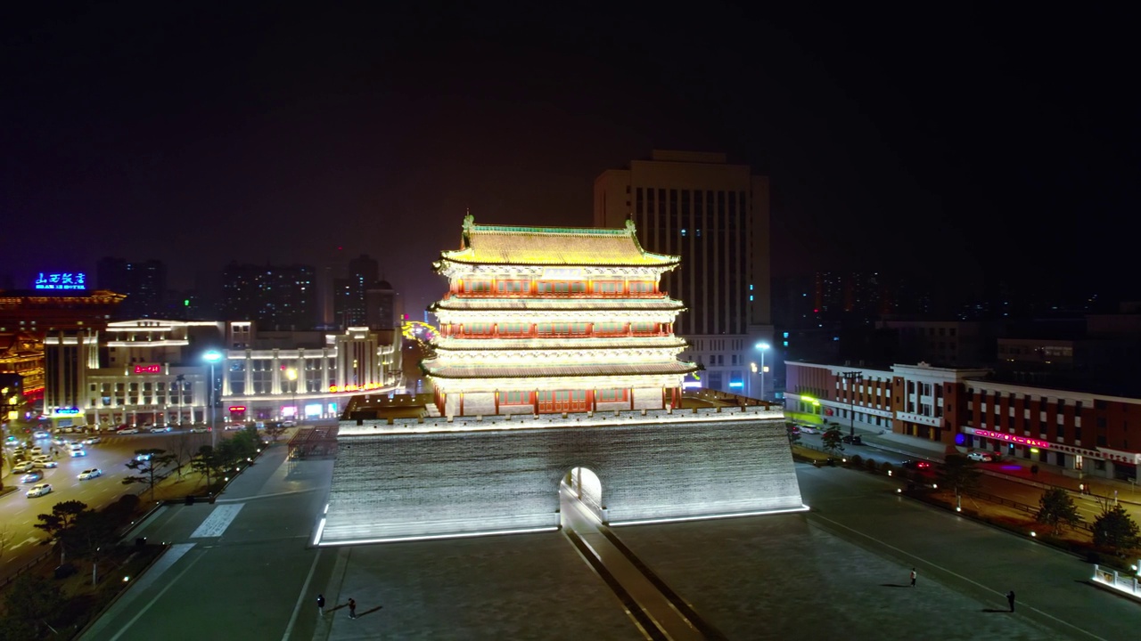 夜间城市古塔的航拍视频素材