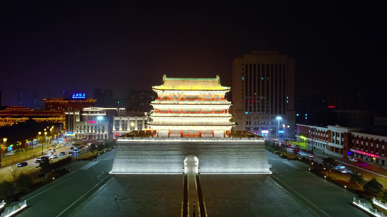 夜间城市古塔的航拍视频素材