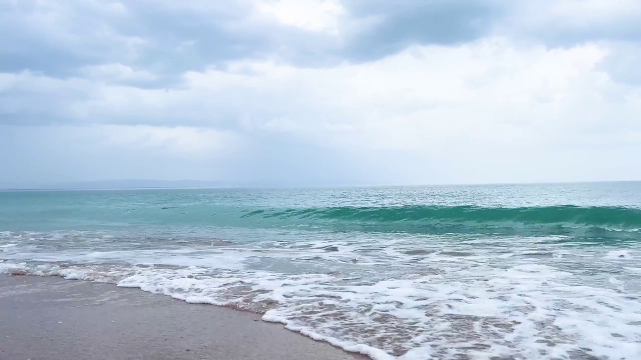 海岸上每一个破碎的波浪视频下载