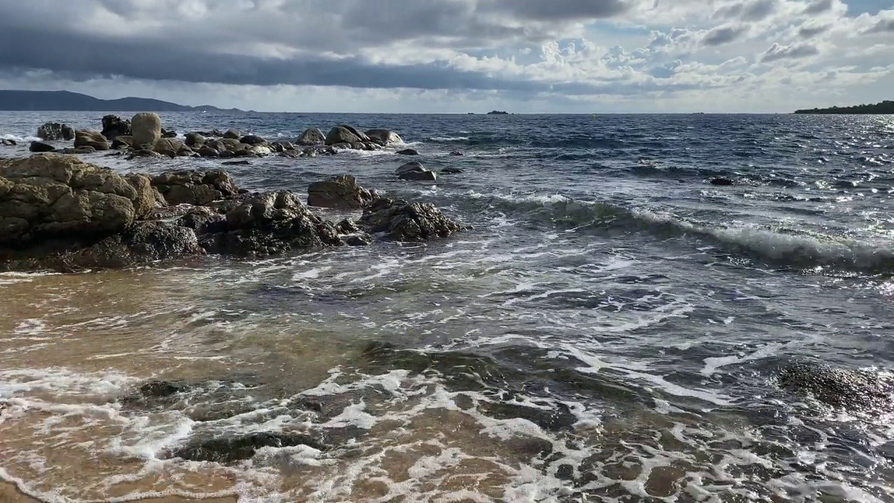 POV /沙滩上的温柔海浪视频素材