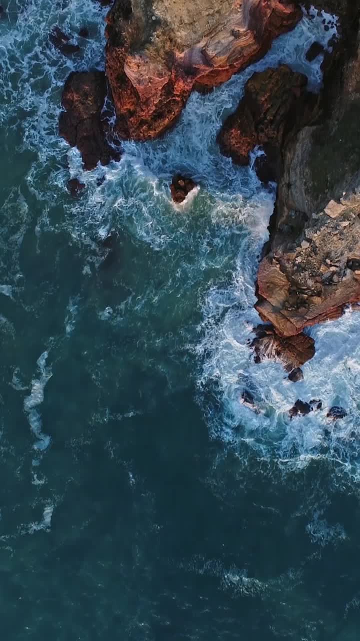 航拍的大西洋海岸与岩石在葡萄牙视频素材