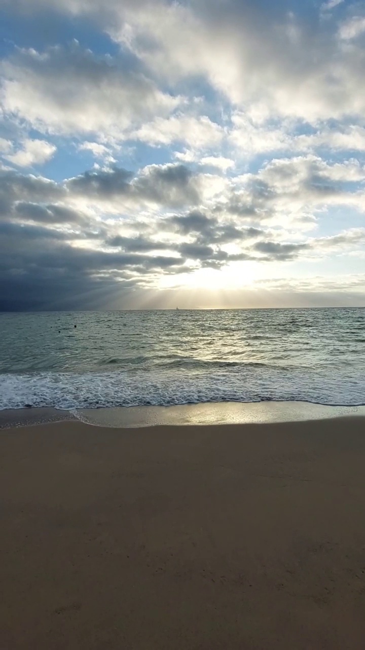 落日余晖下的美丽海景视频素材