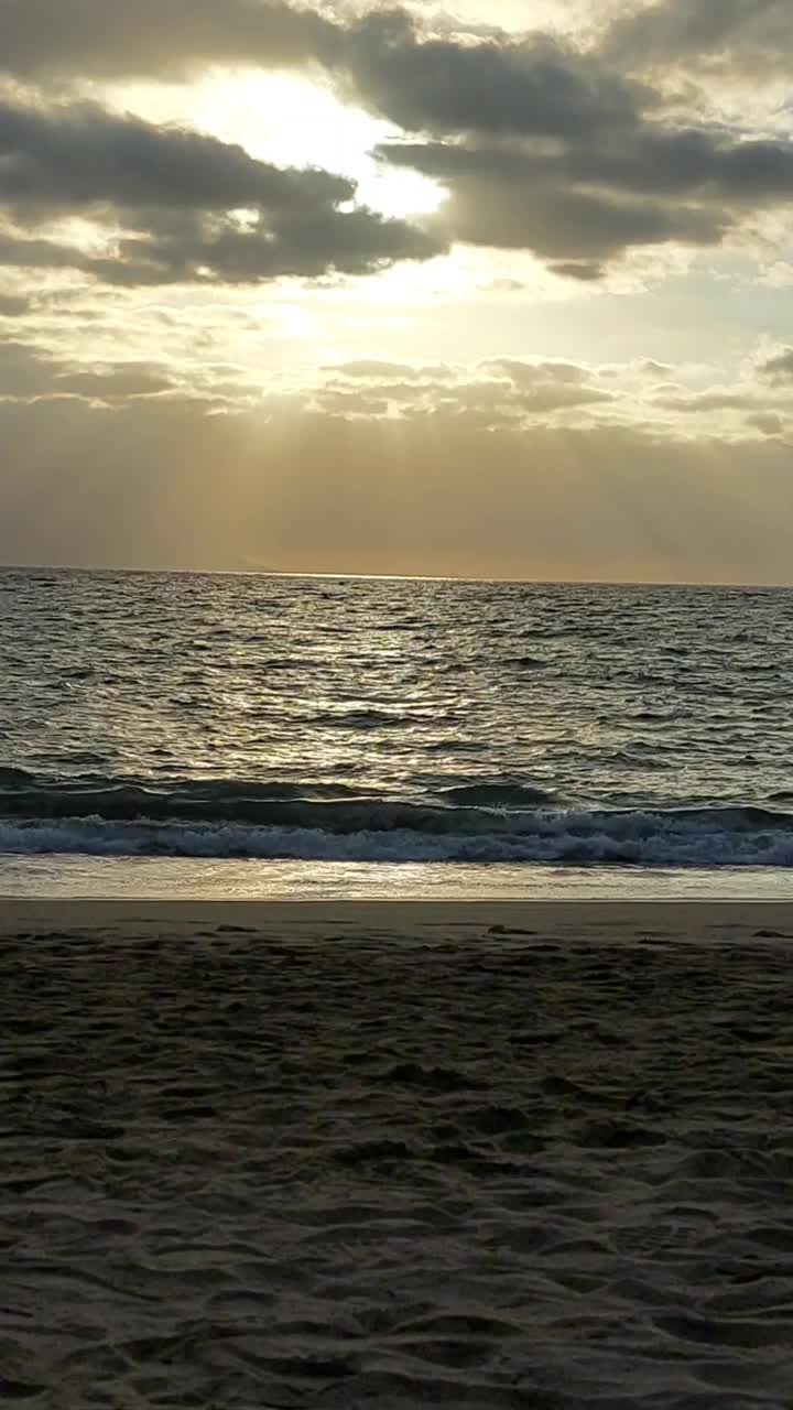 落日余晖下的美丽海景视频素材