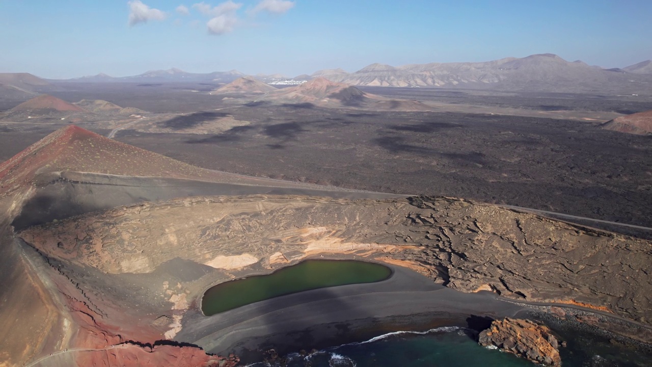 西班牙加那利群岛兰萨罗特岛火山湖El Golfo (Laguna de Los Clicos或Charco Verde)鸟瞰图。视频素材