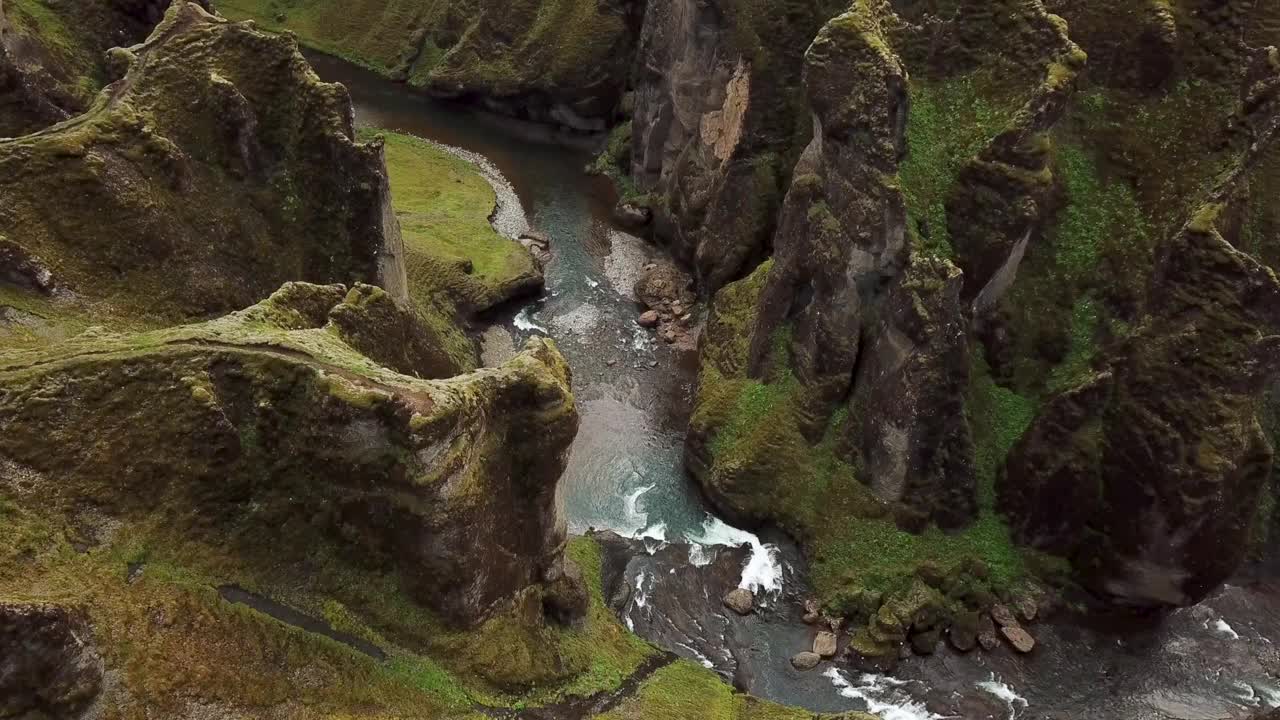 无人机拍摄的冰岛Fjadrargljufur峡谷。视频素材