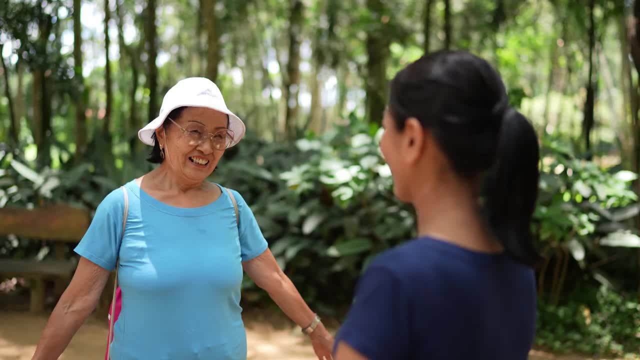 母女俩在公园里互相问候视频素材