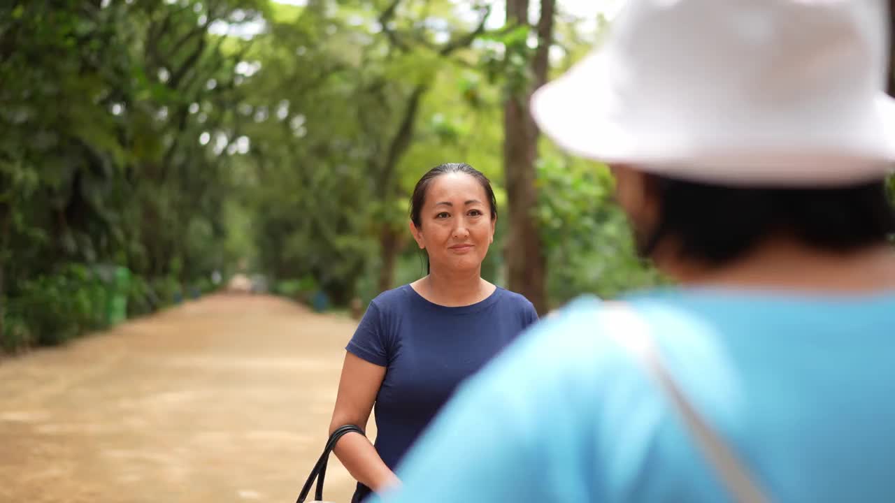 母女俩在公园里互相问候视频素材