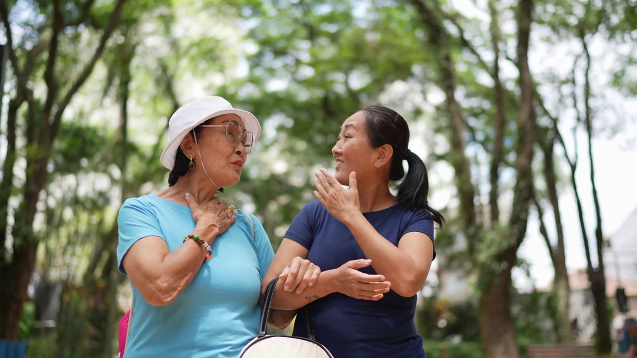 母女俩在公园散步视频素材