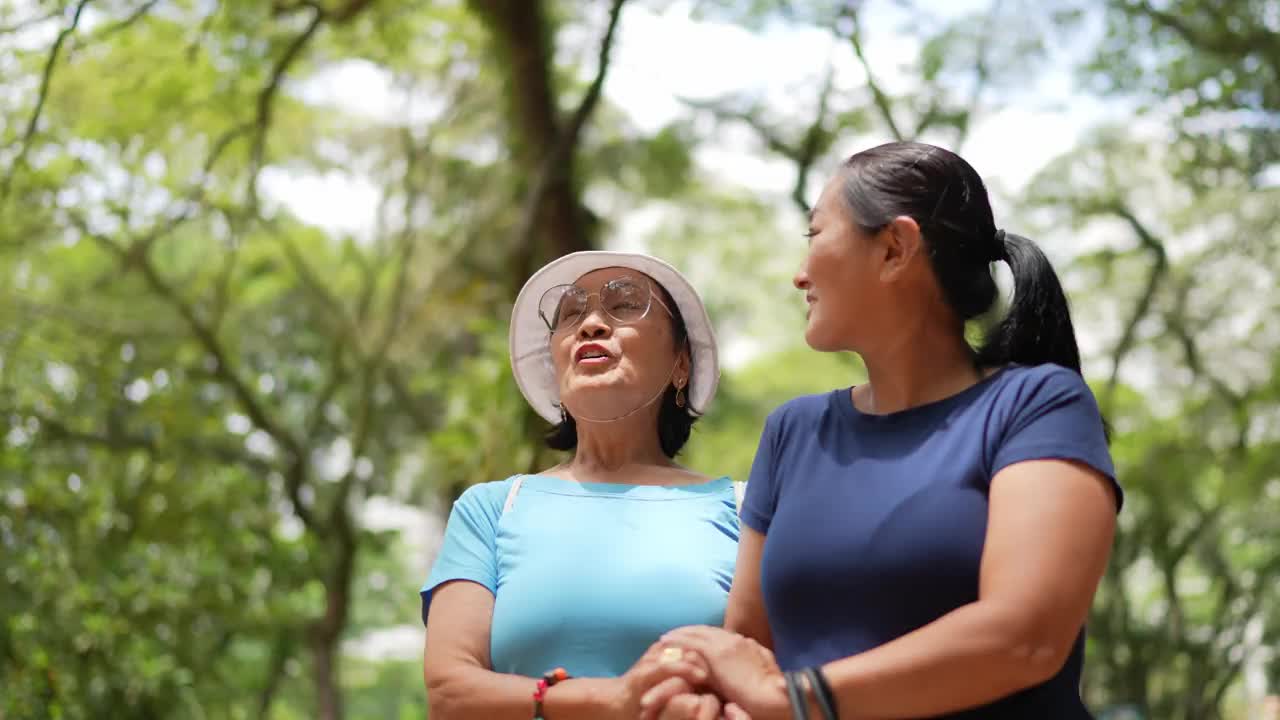 母女俩在公园散步视频素材