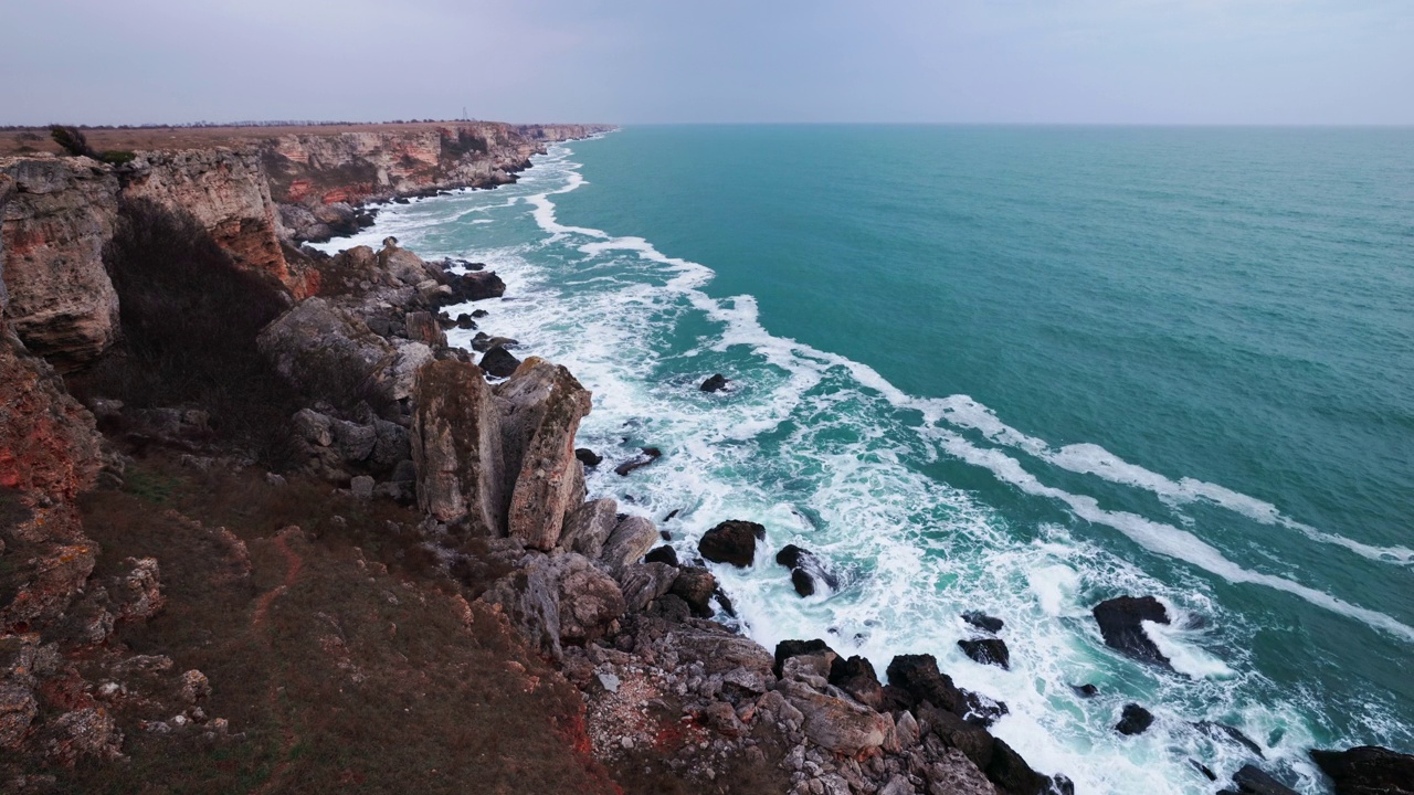 保加利亚，黑海海岸海景。在卡门布里亚格的岩石悬崖和海浪，戏剧性的4k视频视频素材