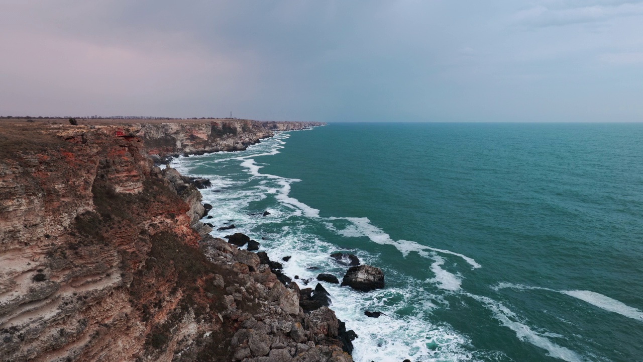 保加利亚风景，黑海海岸海景。在卡门布里亚格的岩石悬崖和海浪全景，戏剧性的4k视频视频素材