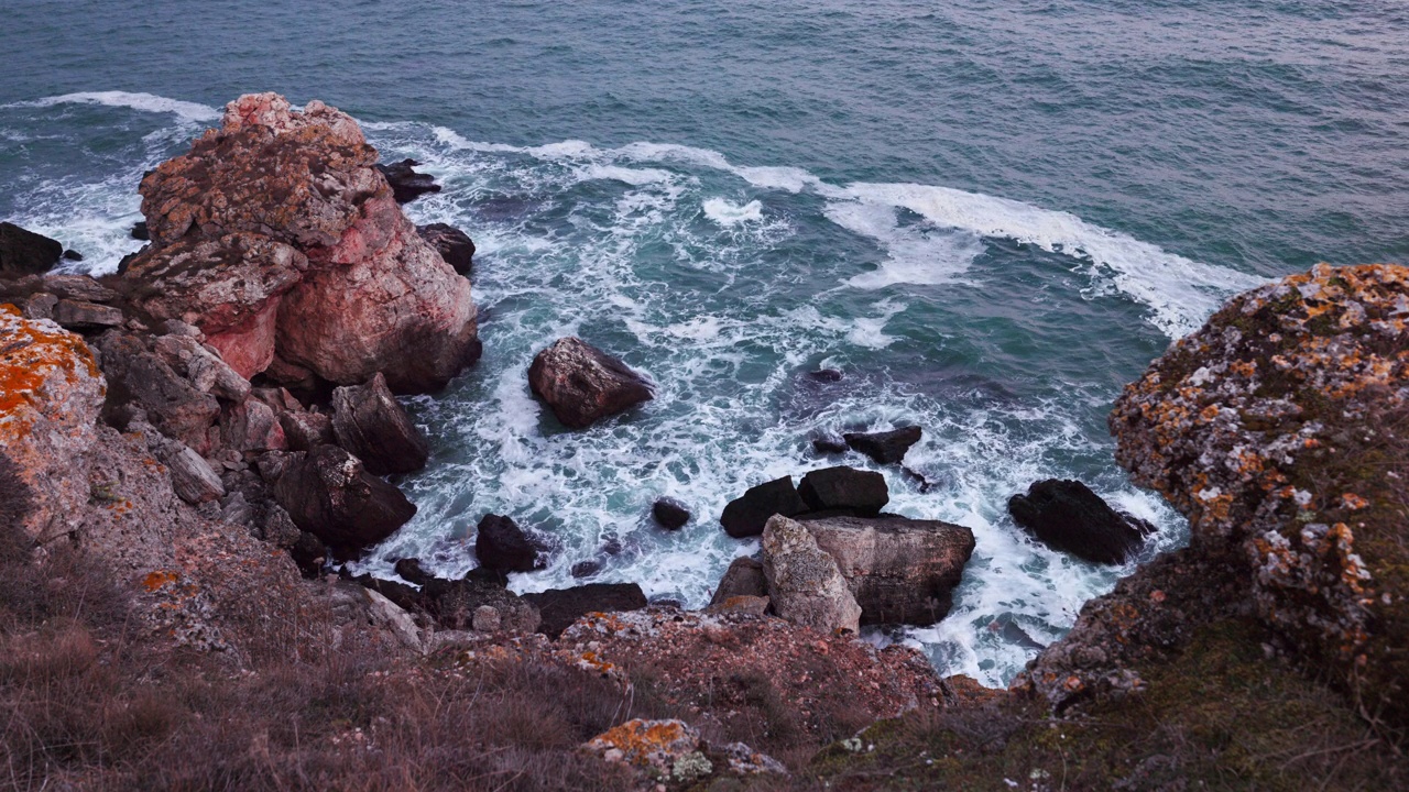 海岸，有岩石海岸线的海景和悬崖上的海浪，4k视频视频素材