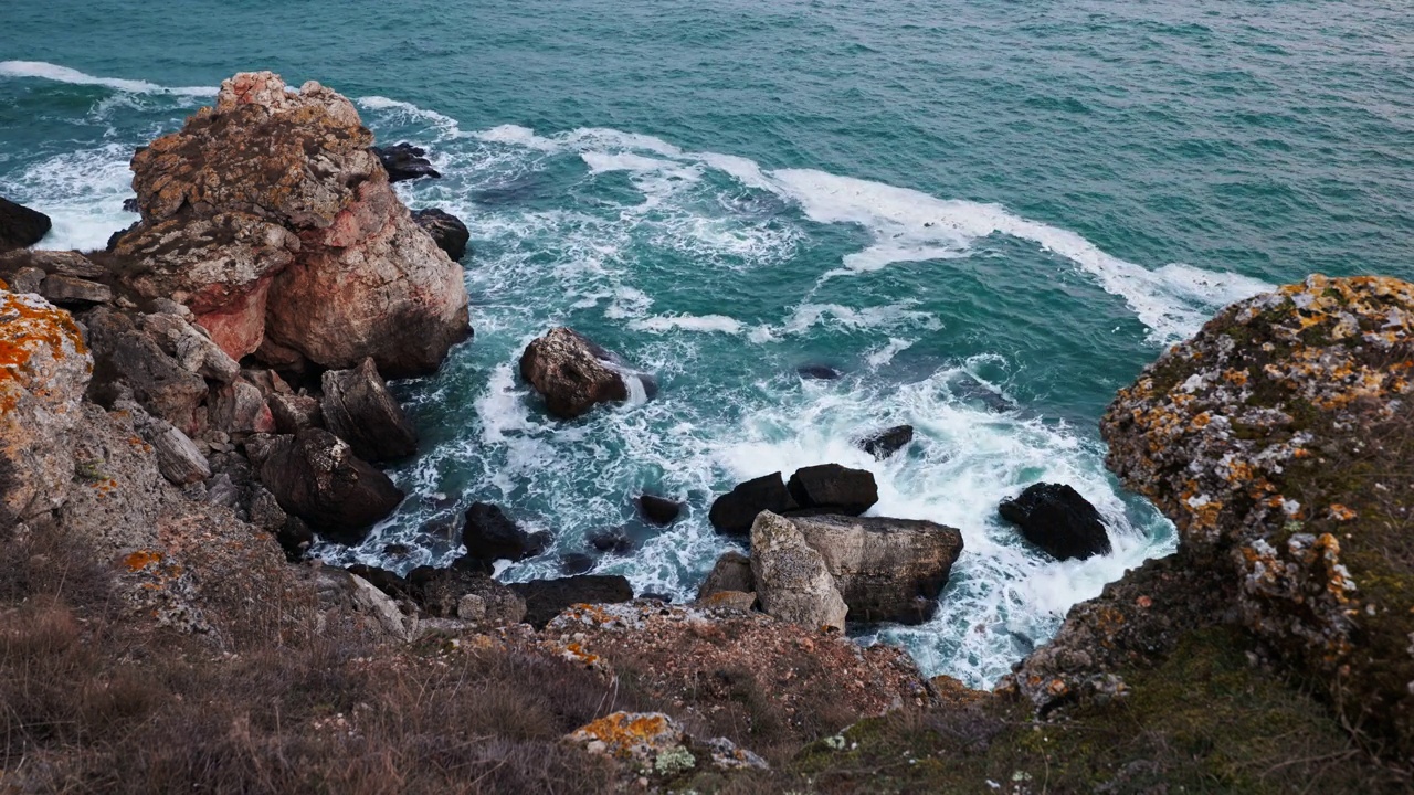 保加利亚，黑海海岸海景。在卡门布里亚格的岩石悬崖和海浪，戏剧性的4k视频视频素材