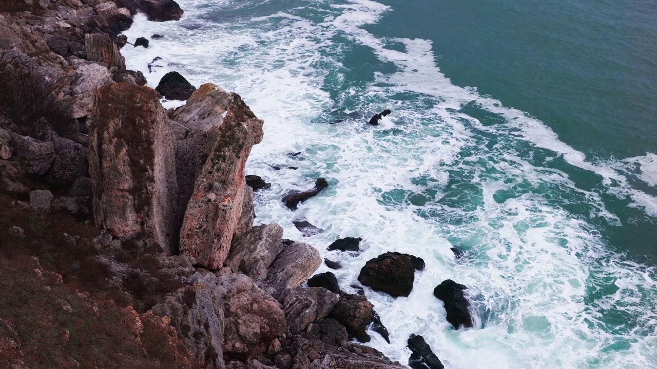 岩石峭壁和飞溅的海浪的岩石海景。黑海海岸，保加利亚，卡门bryag视频素材