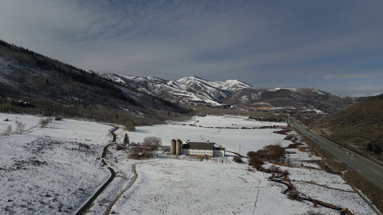 白雪皑皑的小屋视频下载