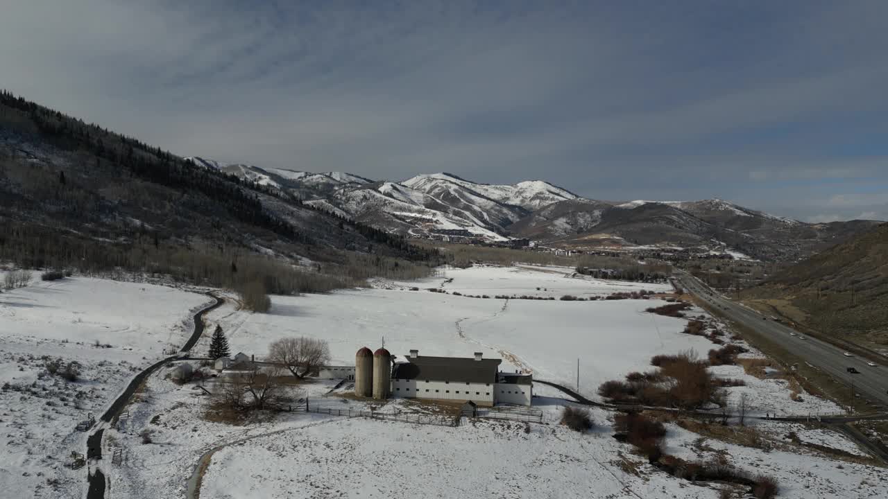 白雪皑皑的小屋视频下载