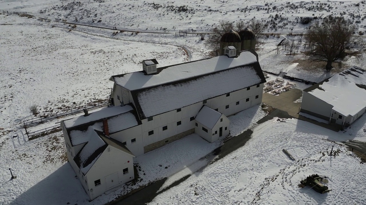 白雪皑皑的小屋视频下载