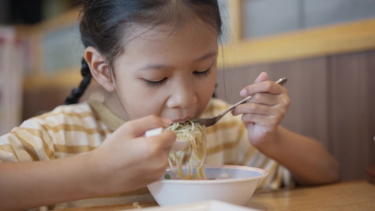 亚洲女孩午餐吃拉面日本面视频素材