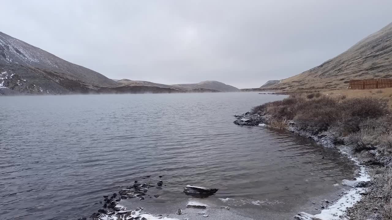 冰缘高山脚下高山湖岸上的冰缘视频素材