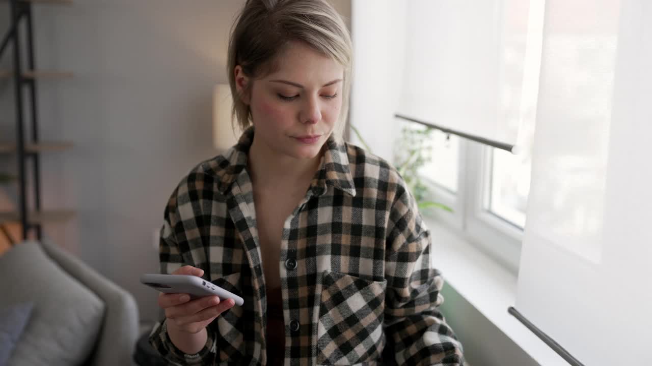 女人正在家里休息视频素材