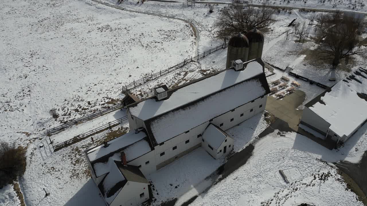 白雪皑皑的小屋视频下载