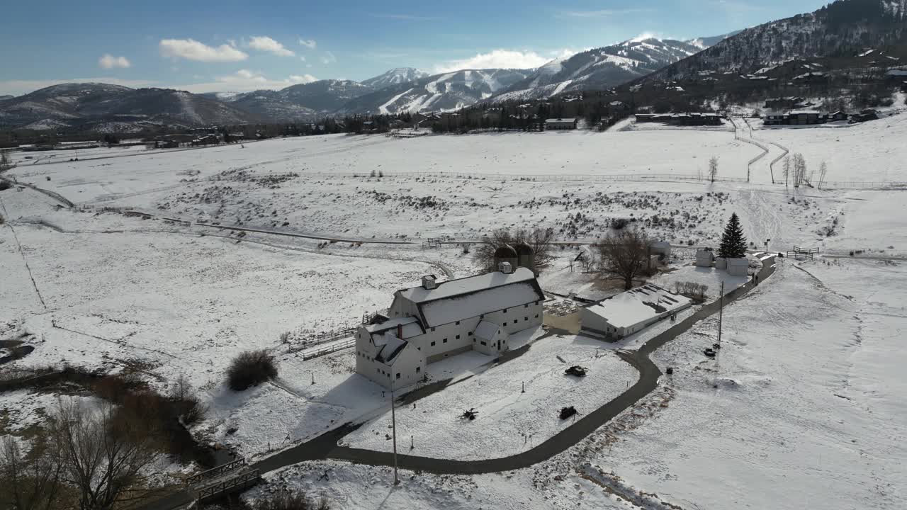 白雪皑皑的小屋视频下载