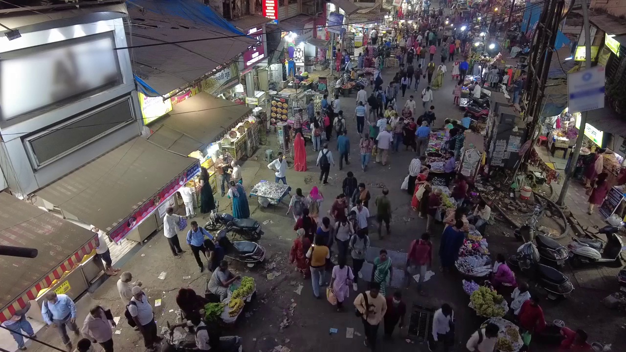 孟买市场的交通和人群的延时视图。视频素材