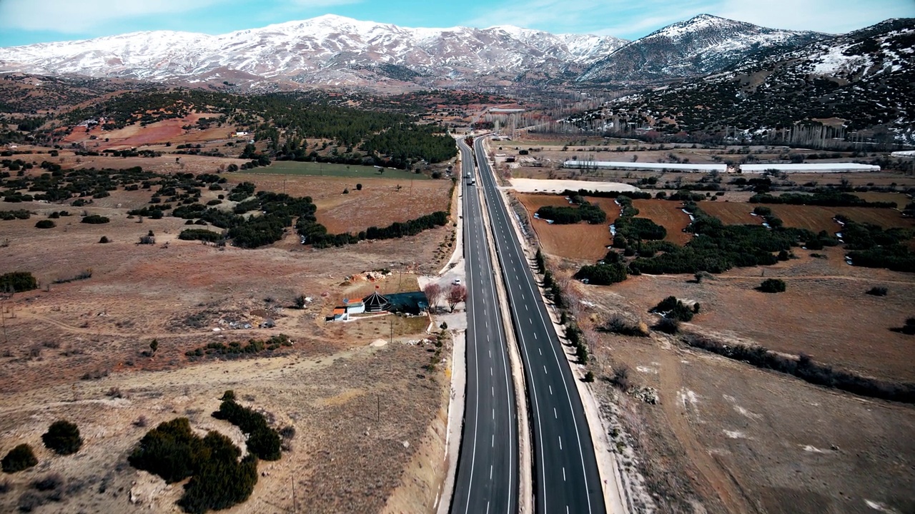 空中美丽的公路在山区视频素材