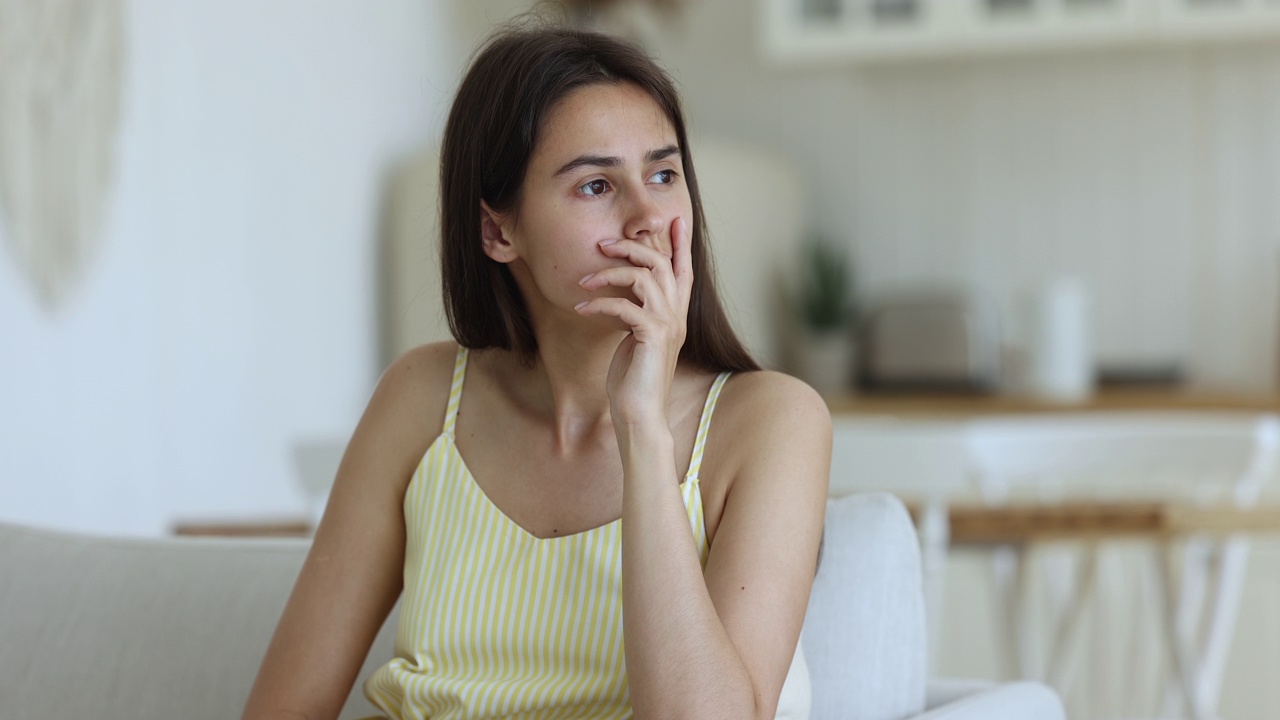 心烦意乱的年轻女子认为个人生活的麻烦视频素材