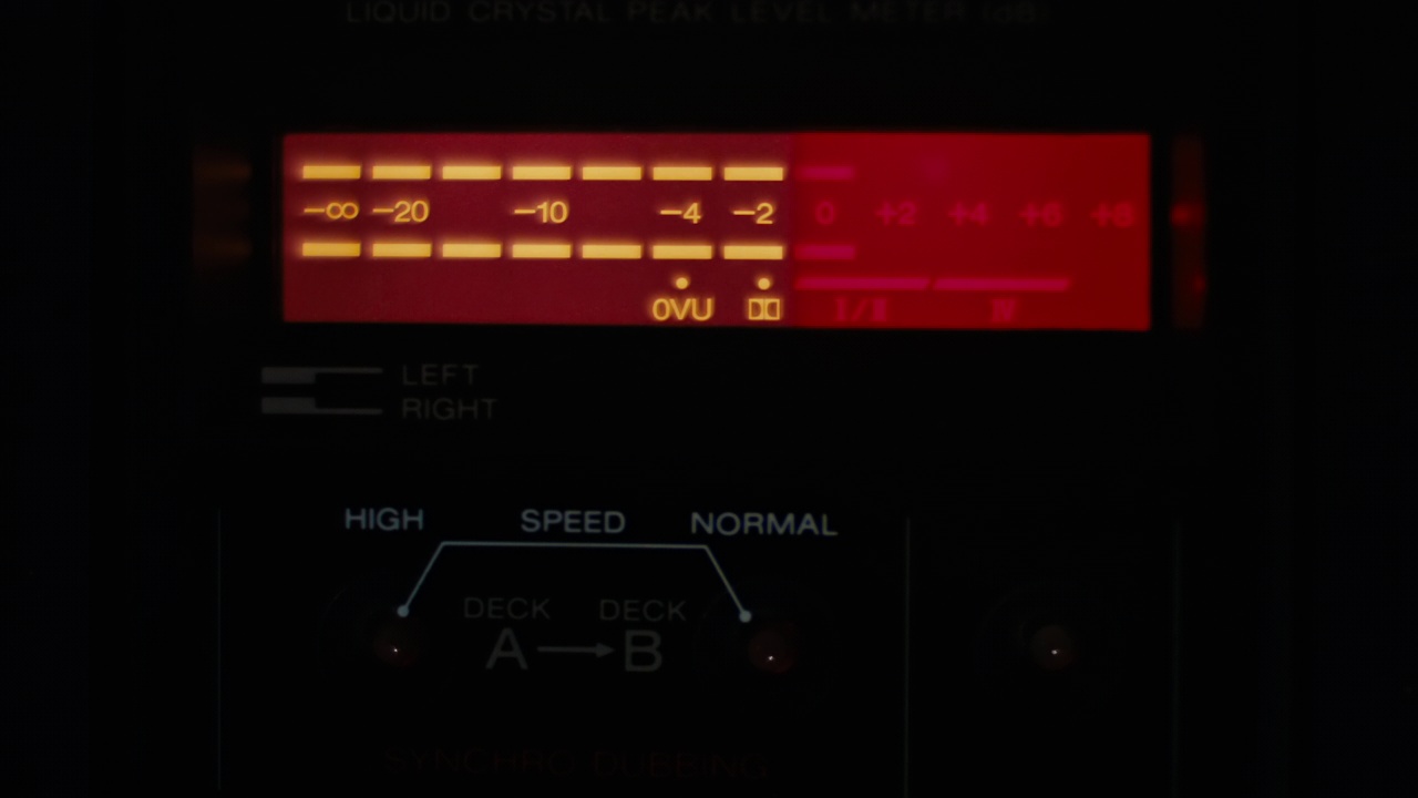 数字VU仪表在老式卡式录音机甲板视频下载