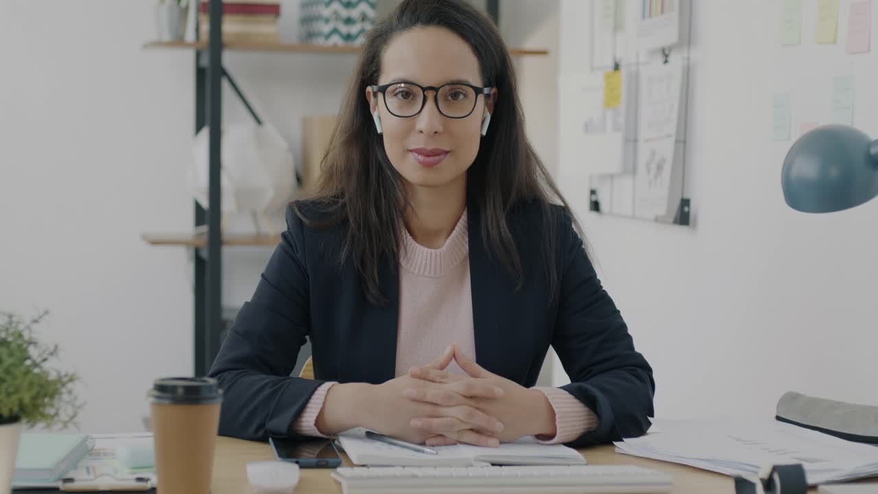 女商人的肖像讲话和手势进行在线视频通话，看着相机在办公室视频素材