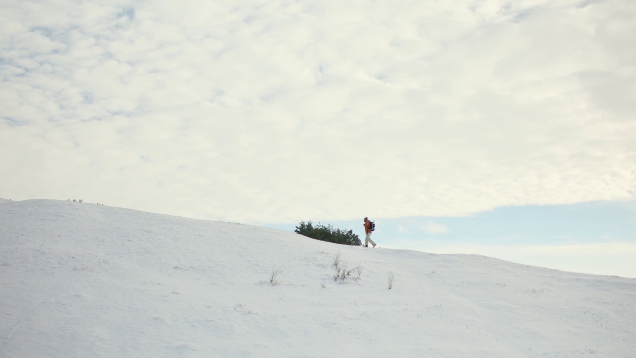 雪山中的游客。冬日的风景，以攀登者为背景的蓝天。视频素材