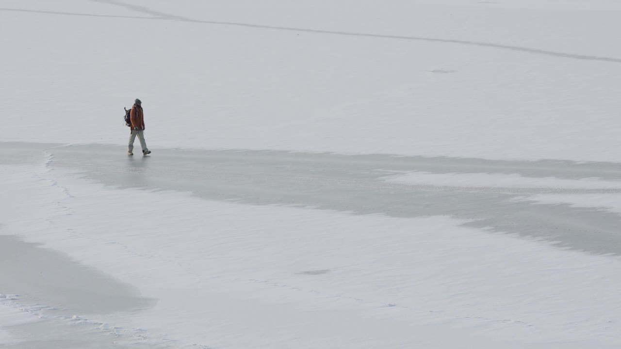 雪山中的游客。冬日的风景，以攀登者为背景的蓝天。视频素材