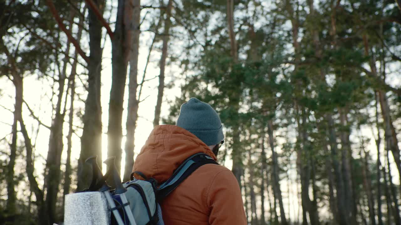 背着背包的男人在山上徒步旅行。天气寒冷，山上下雪。冬季徒步旅行。视频素材