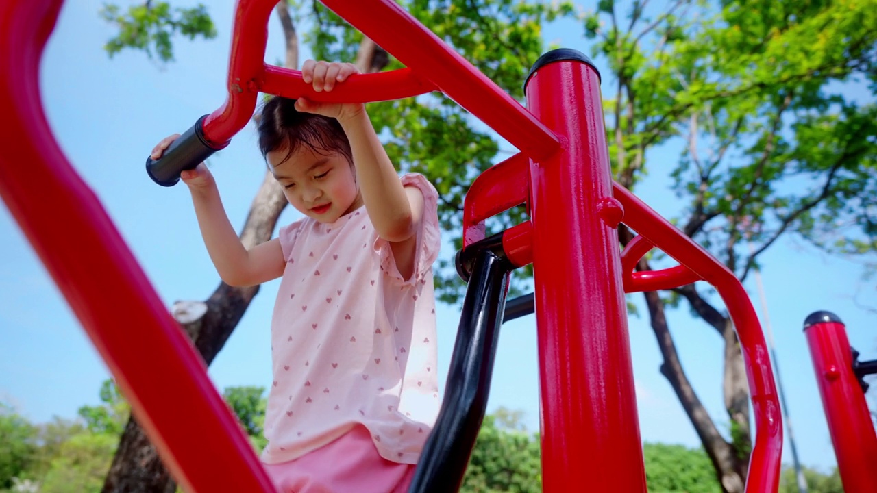 孩子们在操场上玩耍视频素材