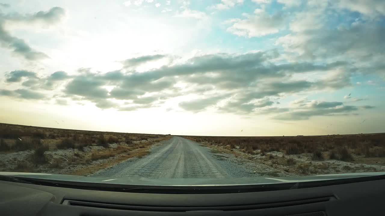 在乡村道路上行驶的汽车视频素材