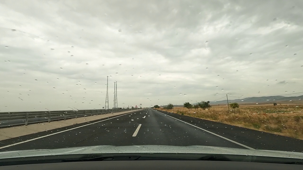 超级失效汽车行驶在道路上视频素材