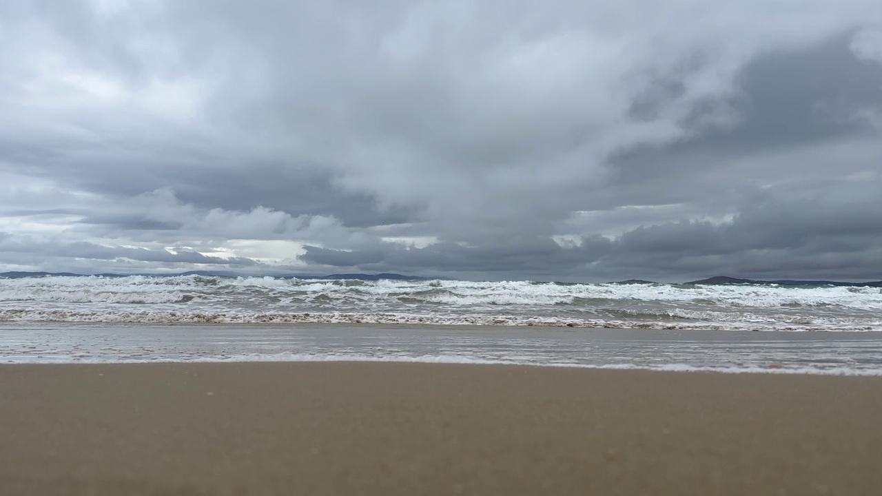 暴风雨过后，海浪冲刷着沙滩视频下载